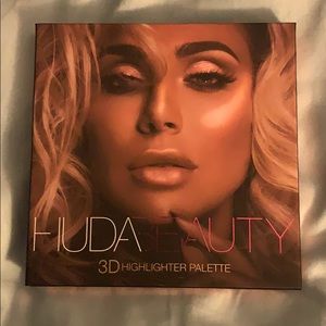 🔖 NEW Hudabeauty 3D Highlighter Palette
